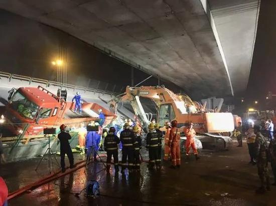 中国无锡高架桥侧翻事故致3人死亡，2人受伤